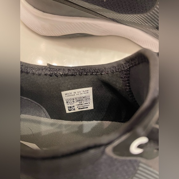 Gently worn, Reebok Women’s 8.5 HIIT Floatride black running shoe - Picture 4 of 7